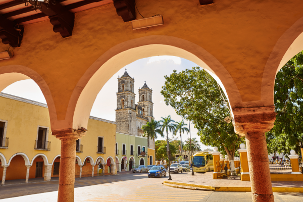 Marktplein in het centrum van Valladolid, Mexico, met kleurrijke kraampjes, lokale producten en koloniale gebouwen in Yucatán.