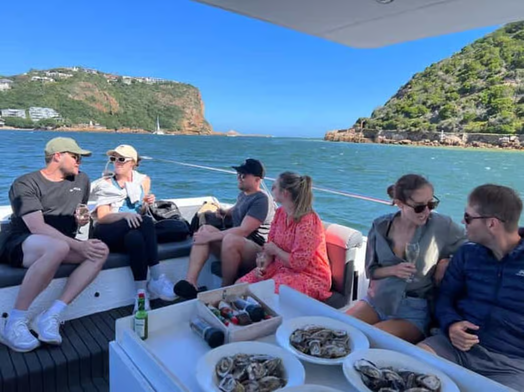 Boottocht op de Knysna Lagune met proeverij van verse oesters en Zuid-Afrikaanse witte wijn, met zicht op water, heuvels en de Knysna Heads