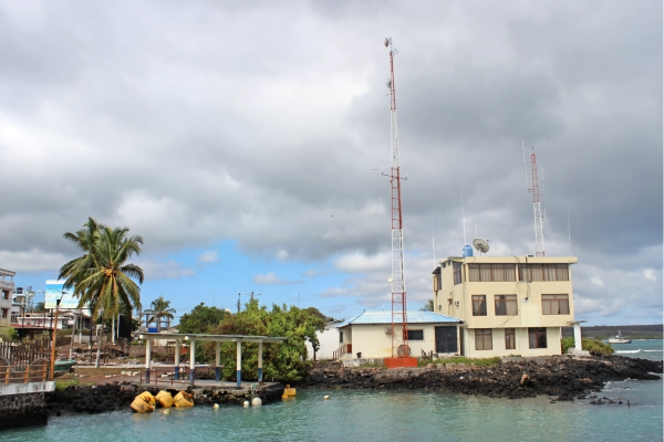 Overtocht per veerboot over het Itabaca-kanaal tussen Baltra en Santa Cruz op de Galápagoseilanden.