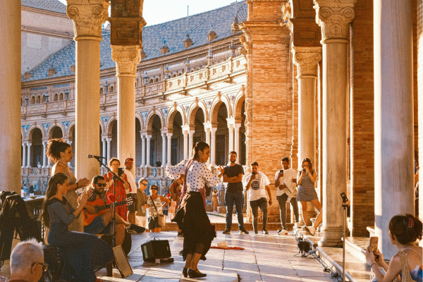 Avondsfeer in Sevilla met verlichte pleinen