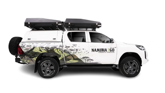 Toyota Hilux Comfort Double Cab 4x4 met daktent tijdens selfdrive door het woestijnlandschap van Namibië.