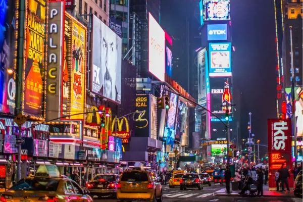 Verlichte reclameborden en drukte op Times Square in New York tijdens de avonduren