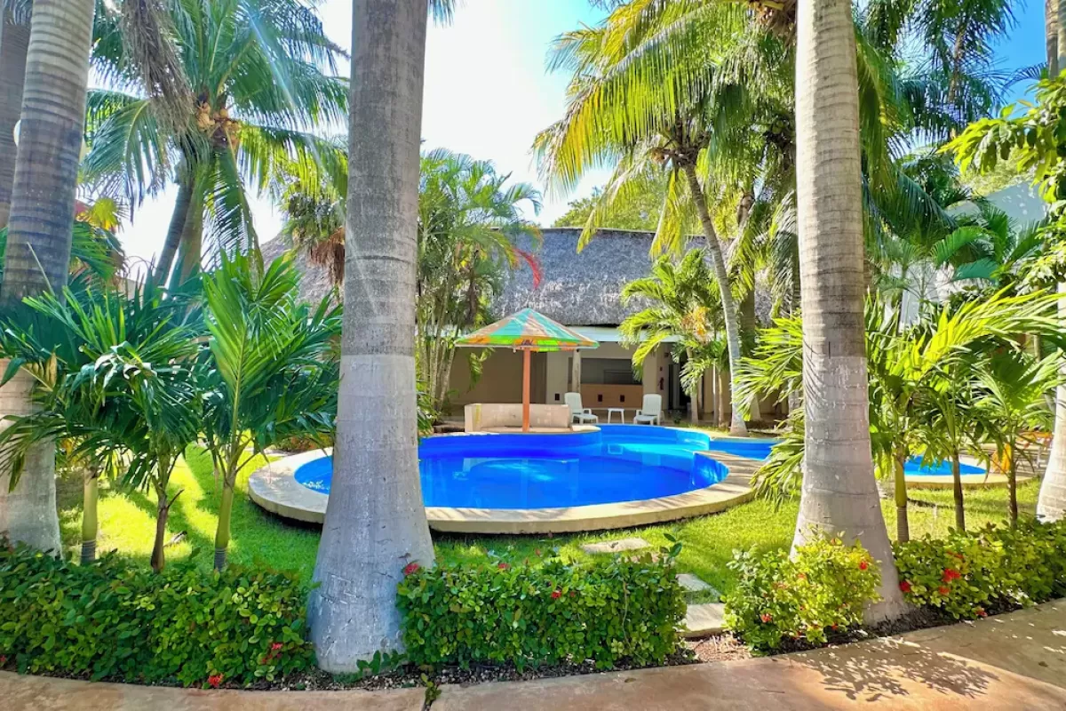 Binnenplaats met zwembad en tropische accenten bij Barranquilla Campeche