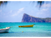 Mauritius Strand met berg en bootjes