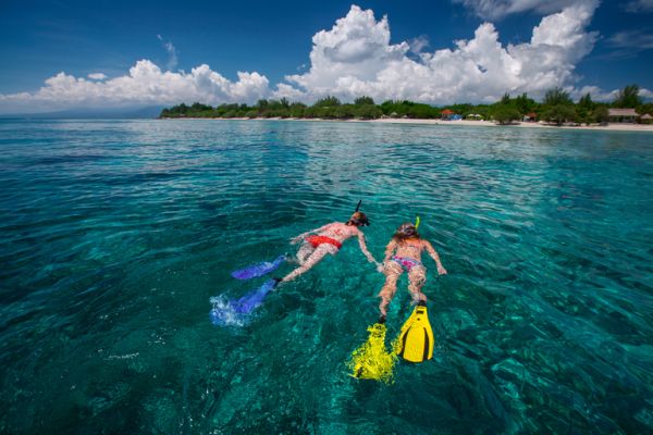 mensen die aan het snorkelen zijn in water gili eiland