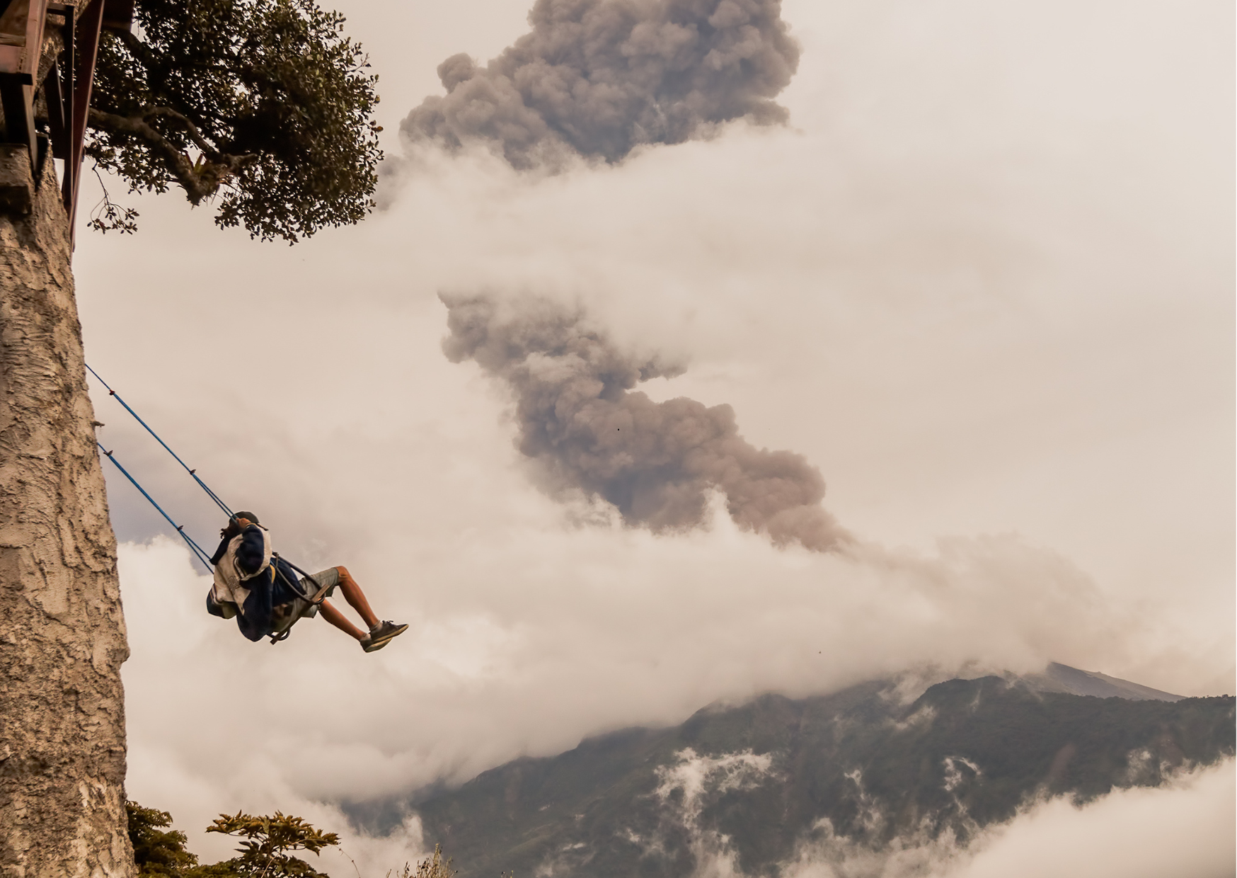 Casa del Árbol bij Baños, bekend om de iconische schommel met spectaculair uitzicht over het Andesgebergte.