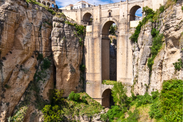 Puente Nuevo brug boven de El Tajo-kloof in Ronda, iconisch uitzicht in Andalusië