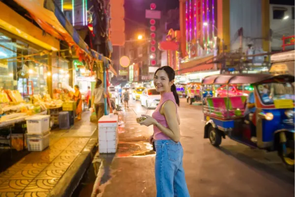 Reizigers fietsen door Chinatown tijdens een Bangkok fietstour