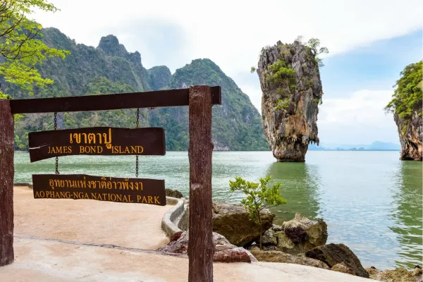 James Bond Island in Phang Nga Bay bij Phuket Thailand