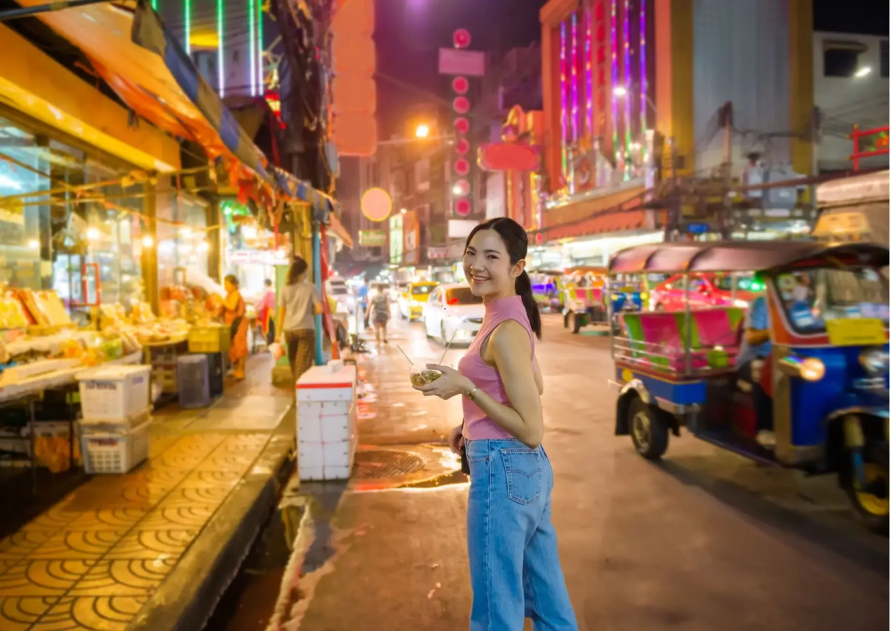 Reizigers fietsen door Chinatown tijdens een Bangkok fietstour