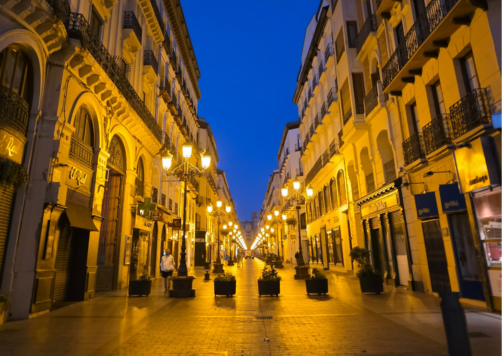 Avondlicht over Granada met zicht op het Alhambra