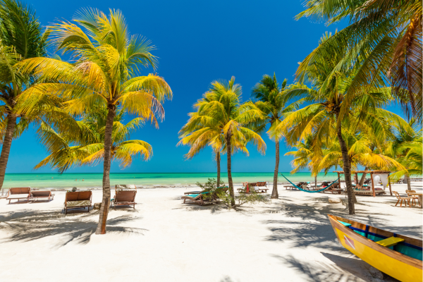 Isla Holbox _ “Witte zandbanken en turquoise zee bij Isla Holbox.”