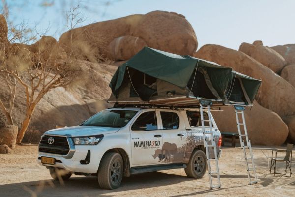 Toyota Hilux Double Cab Budget 4x4 met daktent en basis kampeeruitrusting.