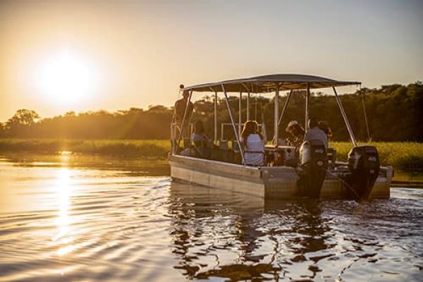 “Boottocht bij Kongola in Namibië, een ontspannen vaartocht over de rivier in de groene Caprivi-regio.”