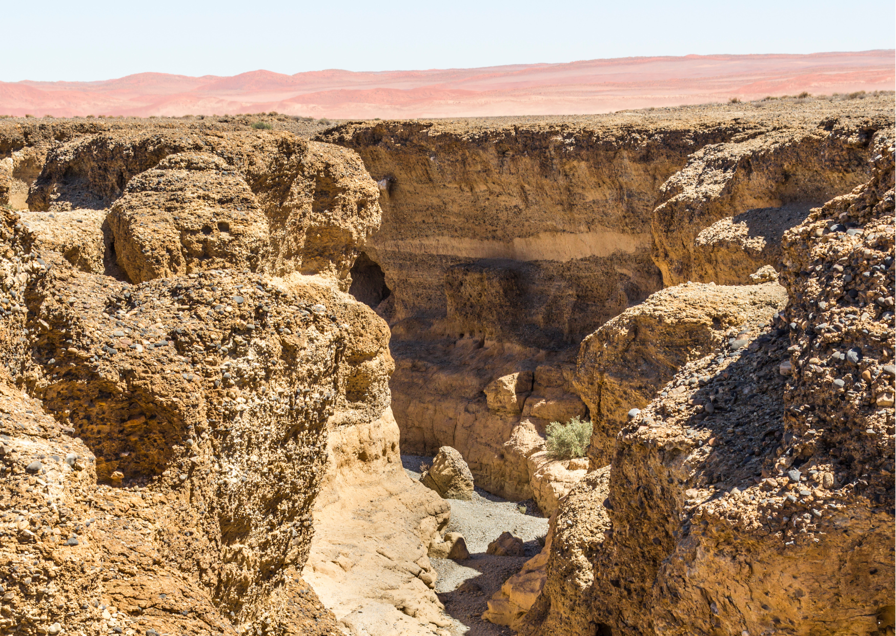 Sesriem - Panorama Canyon met rode duinen op de achtergrond