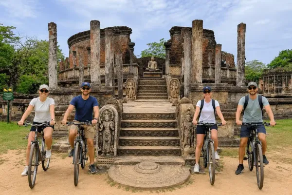 Reizigers op de fiets bij historische ruïnes in Polonnaruwa, Sri Lanka