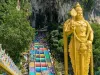 16-daagse rondreis Maleisië met Taman Negara en Pangkor Gouden beeld van Lord Murugan naast de kleurrijke trappen van de Batu Caves