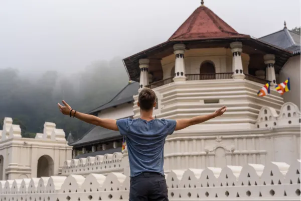 Reiziger bij de Temple of the Tooth in Kandy, Sri Lanka