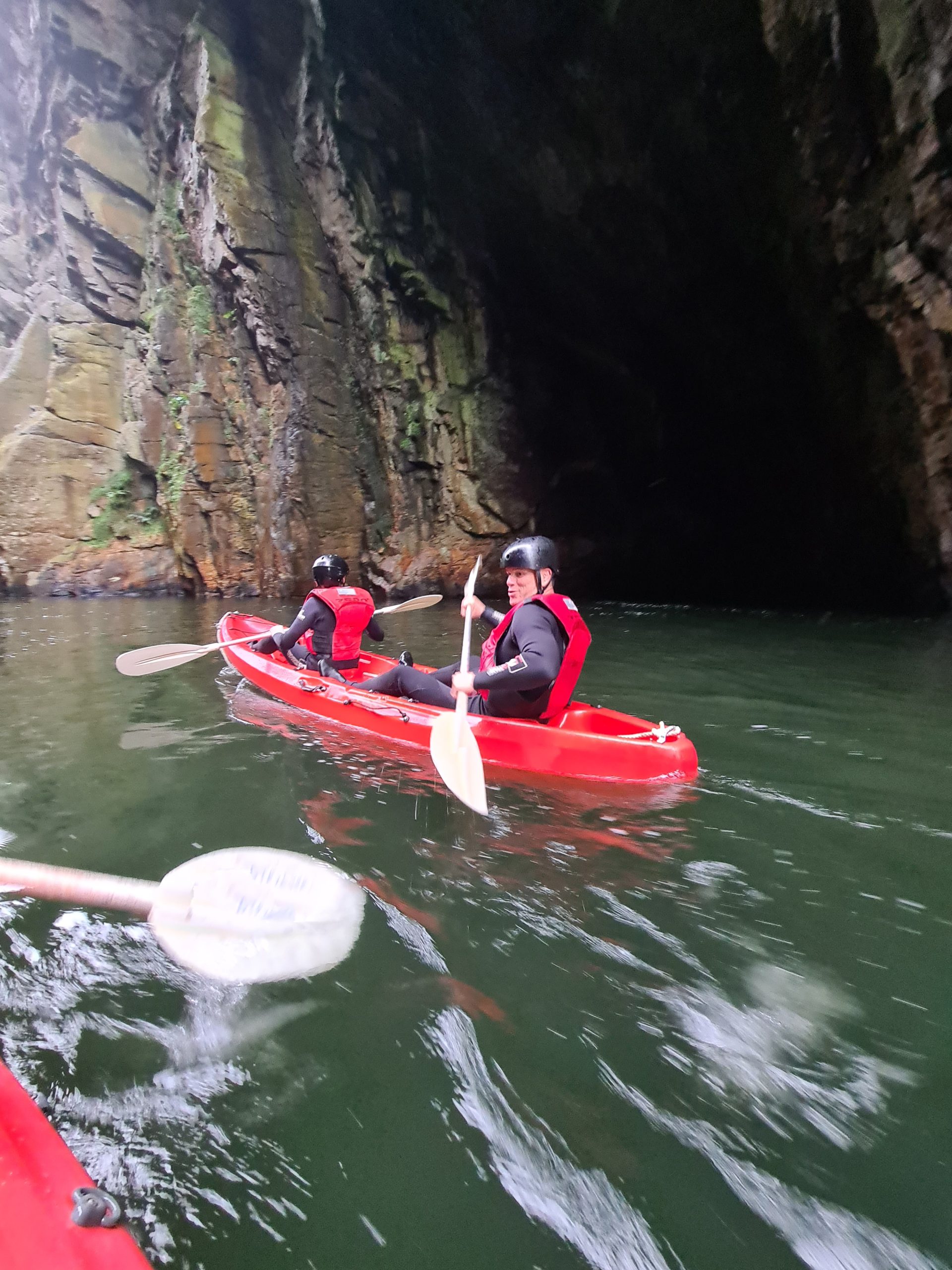 Kanoën in Tsitsikamma in de Storms River Gorge, met hoge kliffen, groen regenwoud en helder water tijdens een avontuurlijke kanotocht.