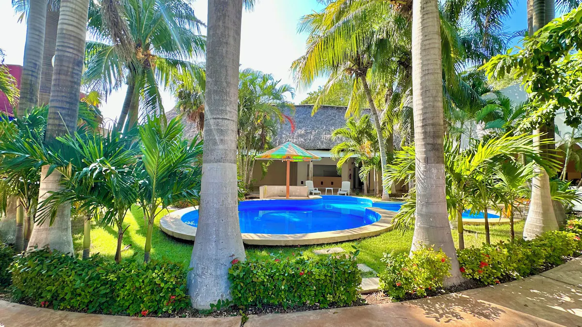 Binnenplaats met zwembad en tropische accenten bij Barranquilla Campeche