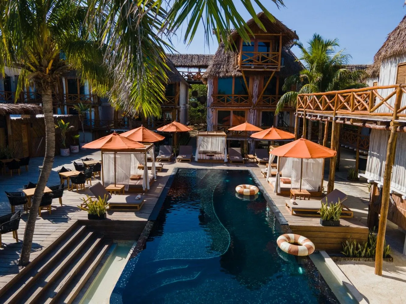 Eco-luxe pool area omringd door natuurlijke materialen bij Aldea Kuká