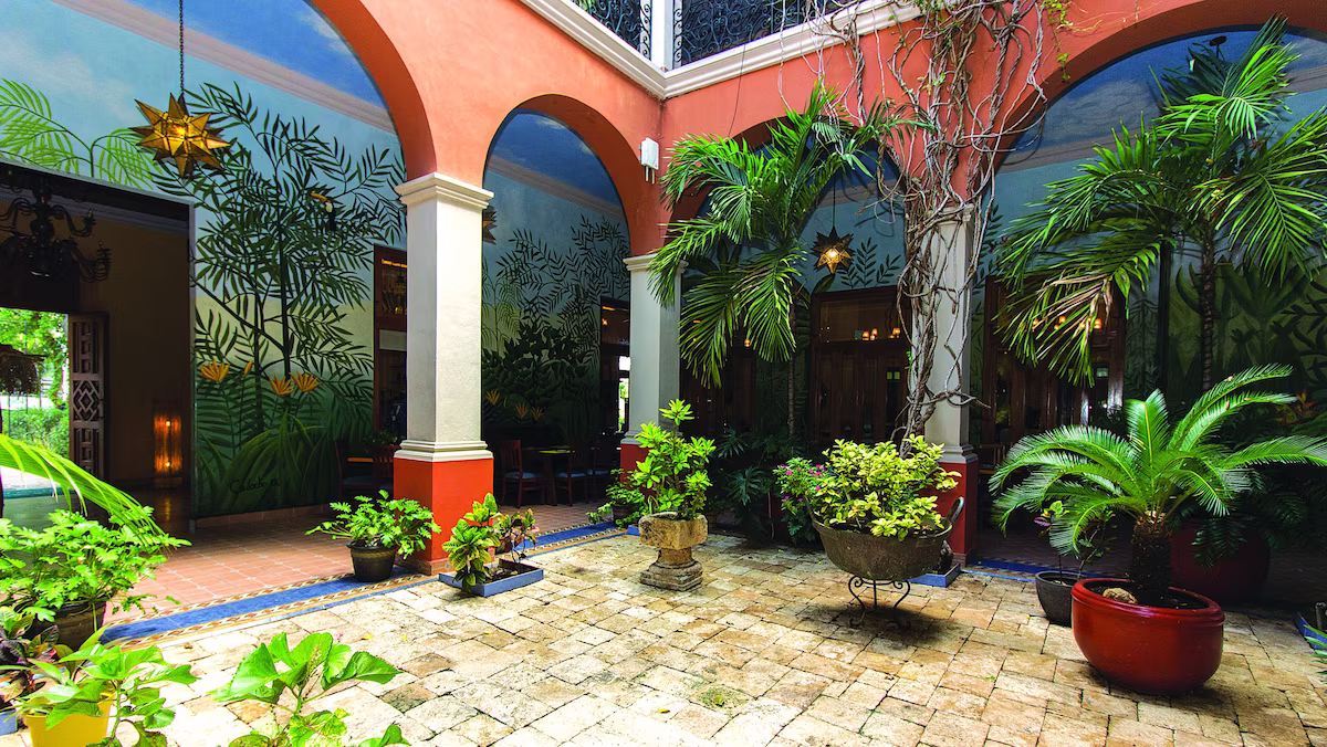 Exterieur met elegante koloniale architectuur bij Casa San Ángel