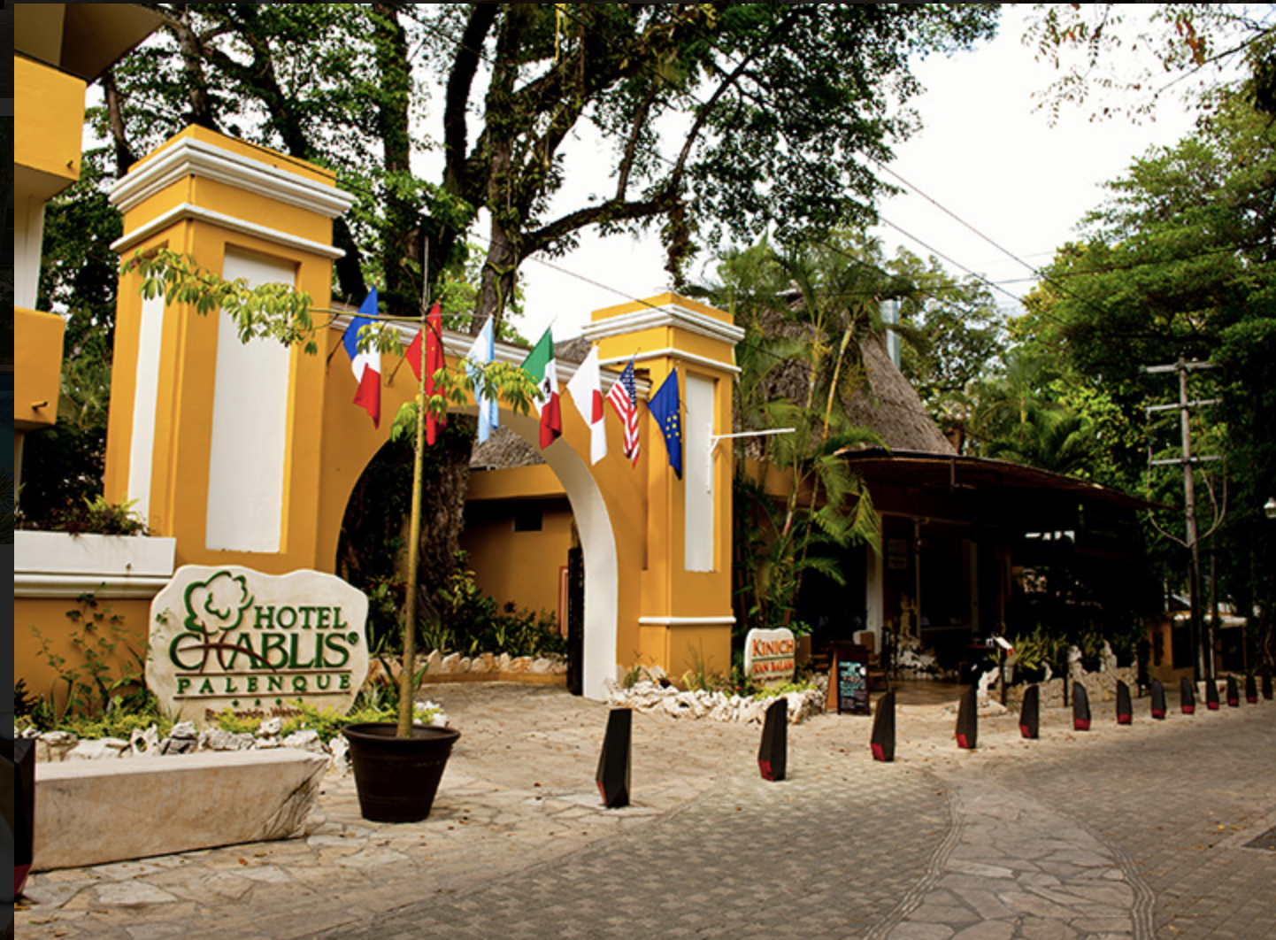 Hotelgevel van Chablis Palenque tussen jungle en stad