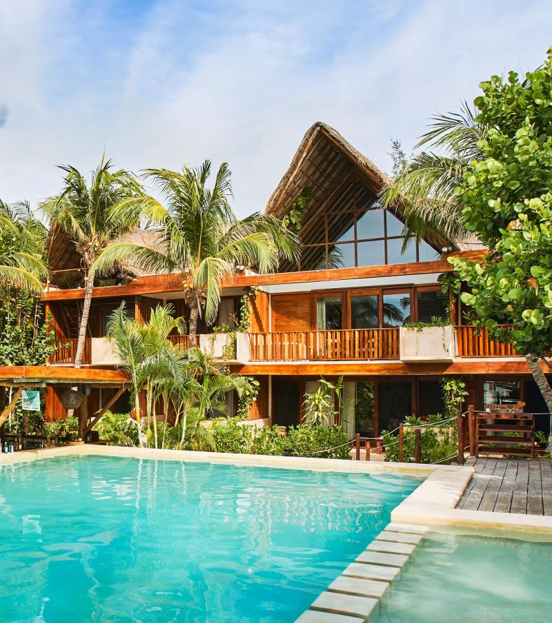 Klein boutique zwembad bij Villas Caracol met tropische ambiance