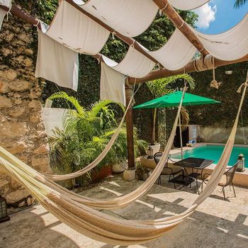 Klein turquoise zwembad op de patio van Piedra de Agua Hotel Boutique