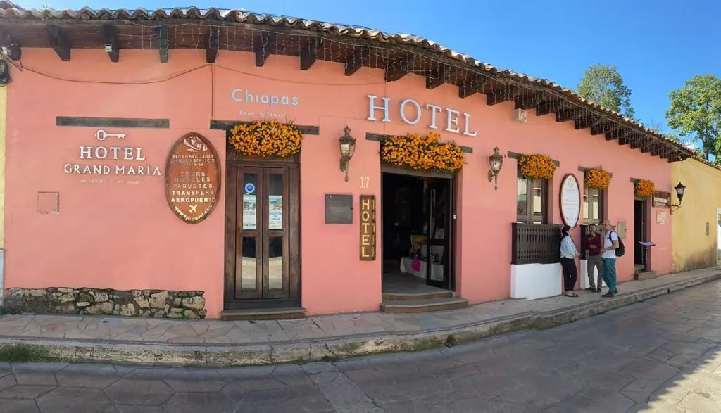 Koloniale gevel van Grand María Hotel in San Cristóbal de las Casas