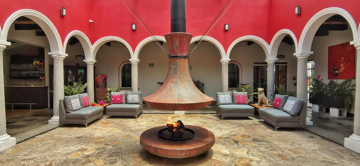 Lobby met zithoeken en koloniale details bij Villa Mercedes San Cristóbal