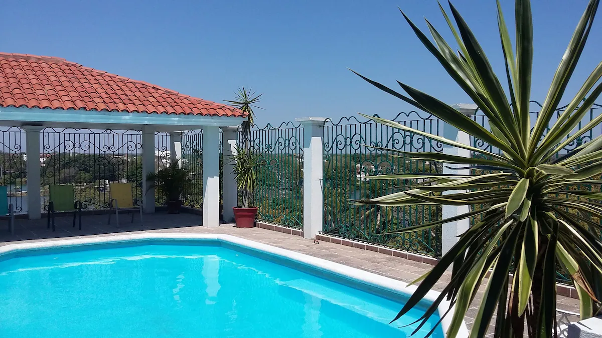 Ontspannen bij het zwembad van Hotel & Suites Real del Lago