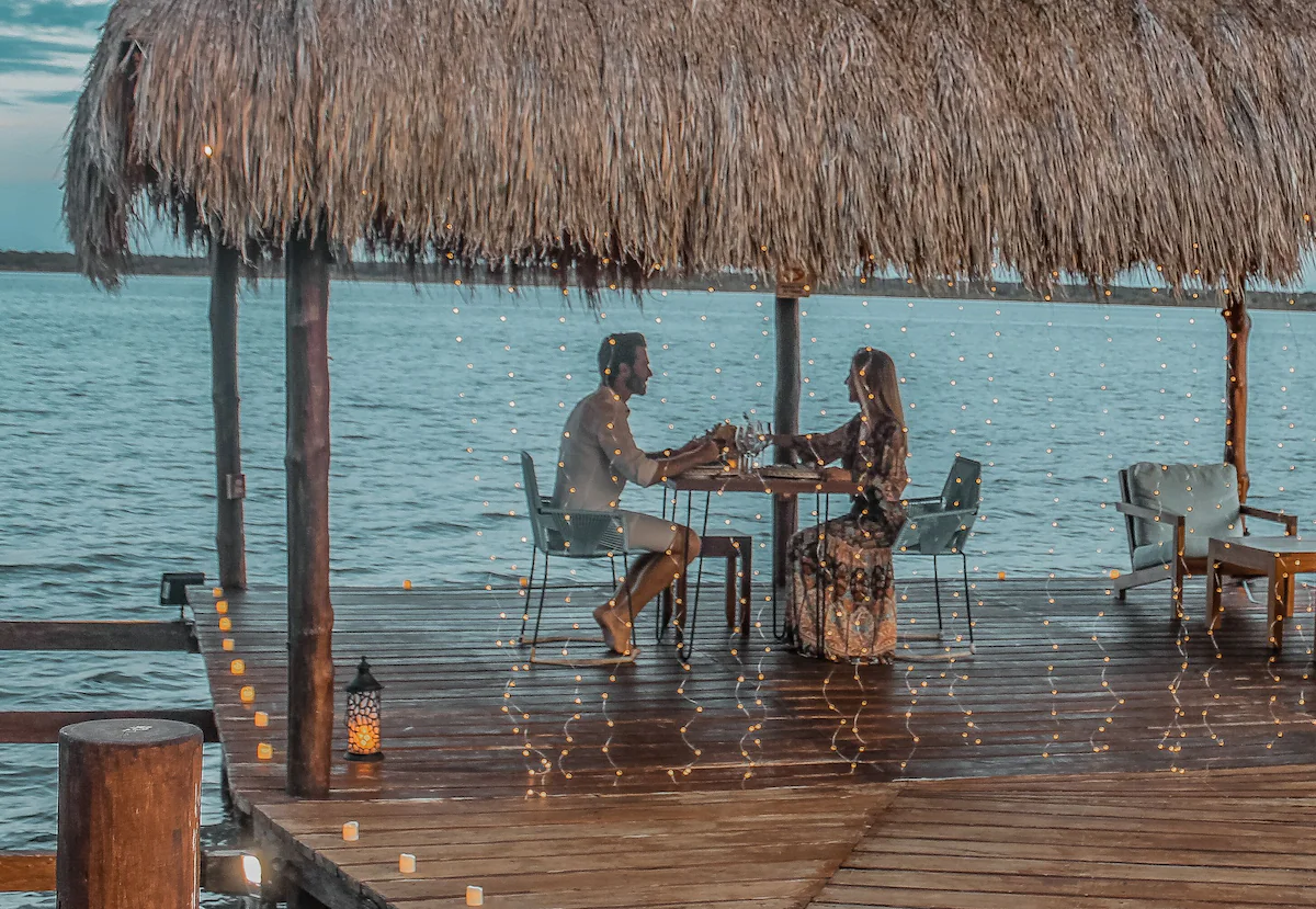 Open-air dining aan het turquoise water bij Khaban Bacalar