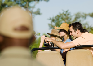 Familie tijdens gamedrive Zuid-Afrika in 4x4 auto