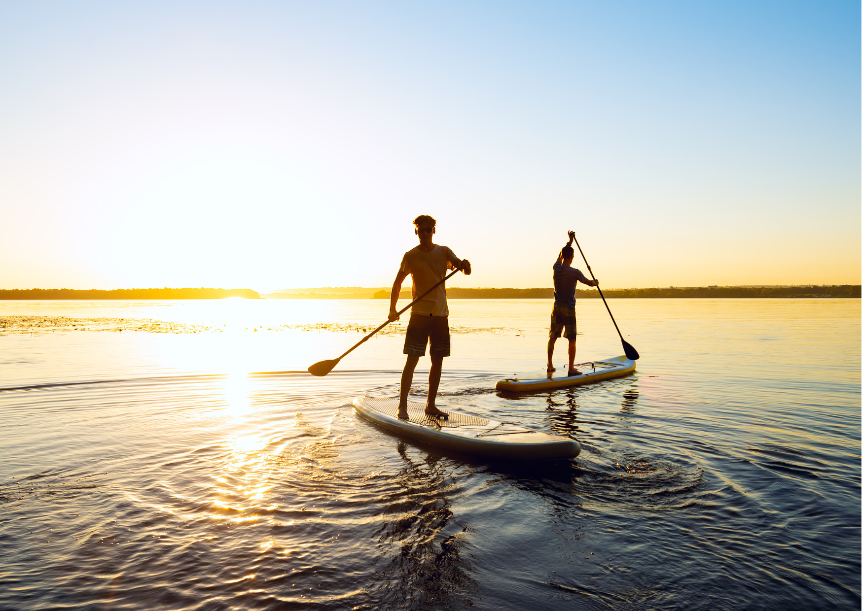 Bali_Sup in avondlicht op rustig water