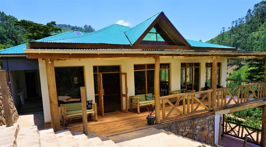 Bweza Gorilla Lodge in Bwindi met uitzicht op het groene bergwoud.