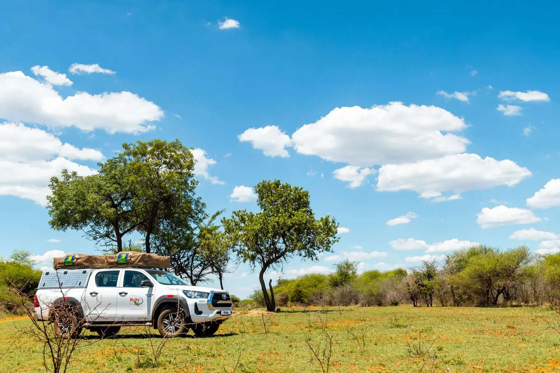 “Equipped 4x4 Toyota Hilux 2.4L Diesel Double Cab met daktent – automatische 5-persoons selfdrive huurauto voor avontuurlijke rondreizen.”