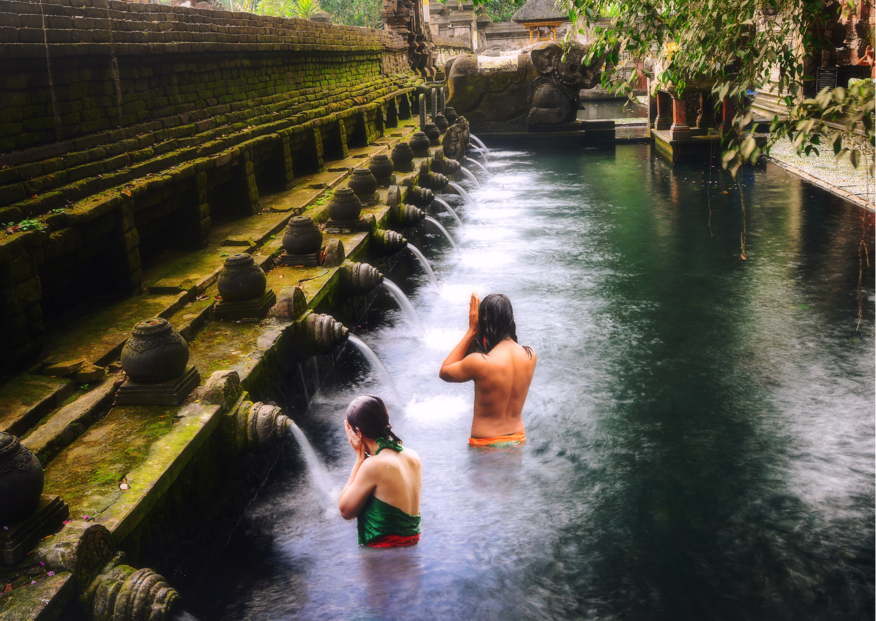 Heilige waterbassins van Tirta Empul tempel bij Ubud Bali