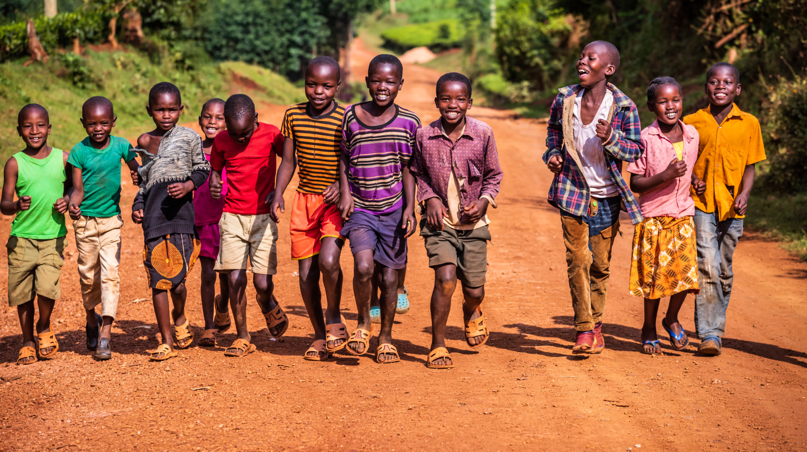 Keniaanse kinderen lachend tijdens het dagelijkse dorpsleven