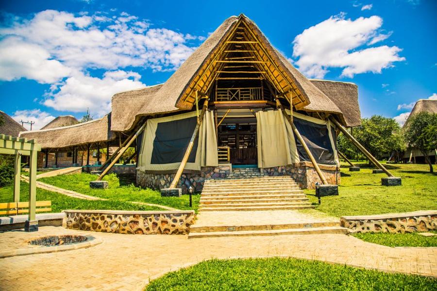 Kigambira Safari Lodge in Lake Mburo National Park omringd door bushland en wildlife.