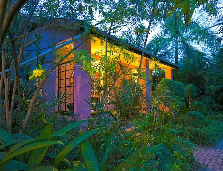 Tropische tuin met zwembad bij The Boma Hotel Entebbe.