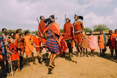 “Bezoek aan een authentiek Maasai-dorp in Tanzania, met traditionele kleding, dans en lokale leefwijze.”