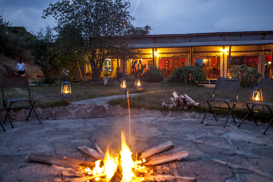 Marafiki Safari Lodge in Northern Queen Elizabeth National Park met uitzicht op savanne en Rwenzori Mountains.