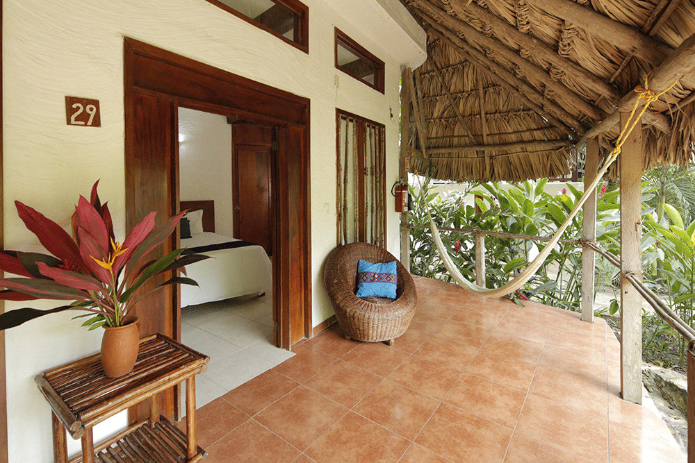 Natuurlijke en rustieke inrichting in de cabanas van La Aldea del Halach Huinic