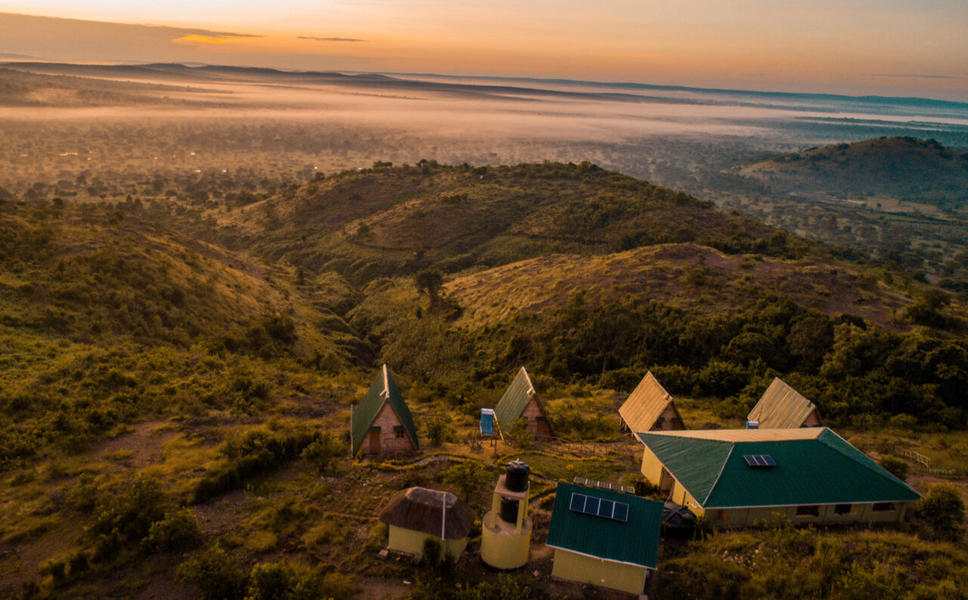 Panoramisch terras van Hyena Hill Lodge met uitzicht op Lake Mburo.