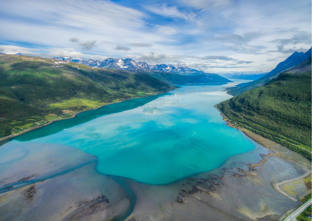 Geniet van een panoramisch uitzicht over de indrukwekkende Noorse fjorden met bergen, water en spectaculaire natuur.