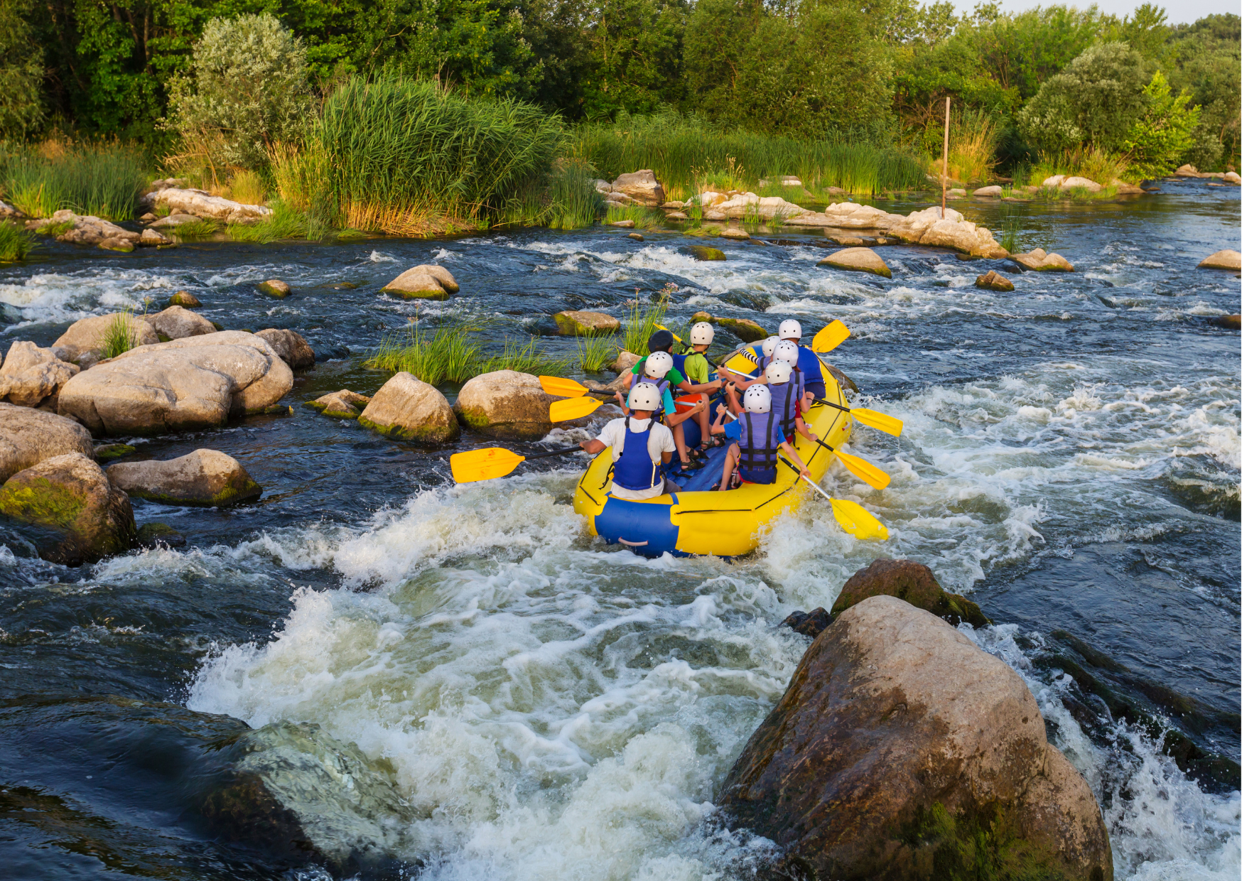 “Raftingboot vaart door tropische rivier in Chiapas.”