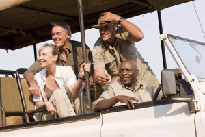 Ranger op zoek naar Big Five in Madikwe Zuid-Afrika