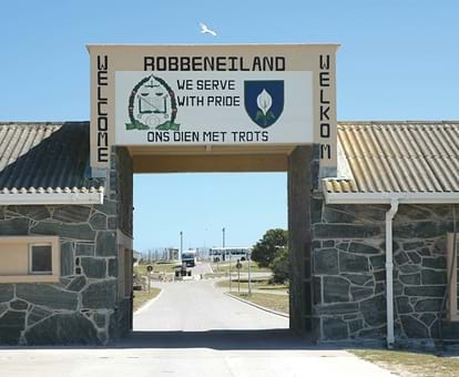 Bezoek aan Robbeneiland met rondleiding door voormalige gevangene en zicht op Mandela’s cel; vooraf reserveren wegens beperkte beschikbaarheid.