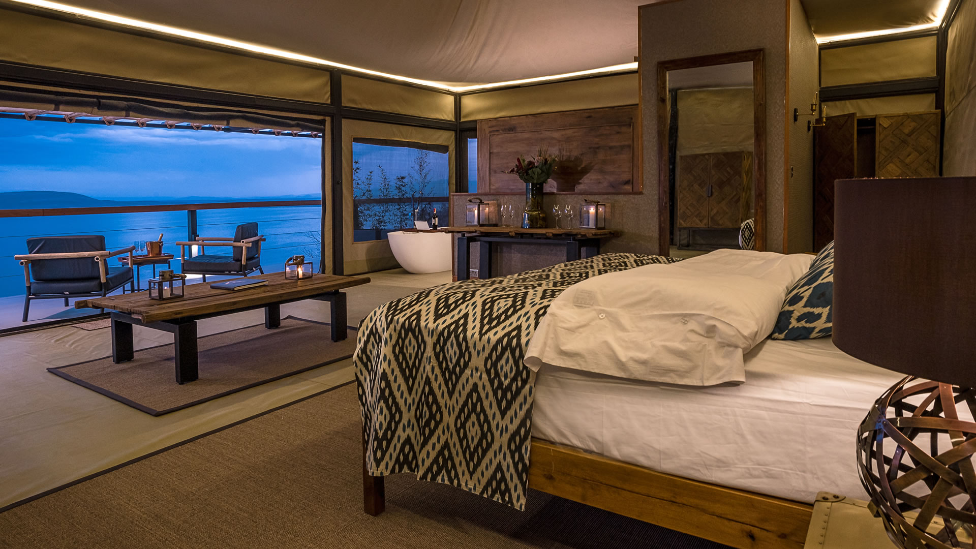 Romantisch ingerichte suite van The Cliff Nakuru met floor-to-ceiling ramen